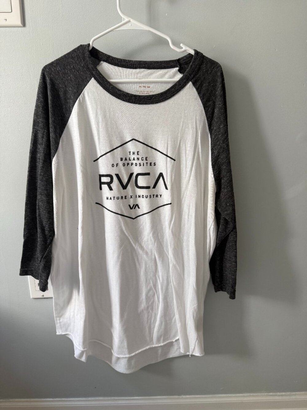 Mens RVCA t shirt XL raglan baseball sleeves LOGO